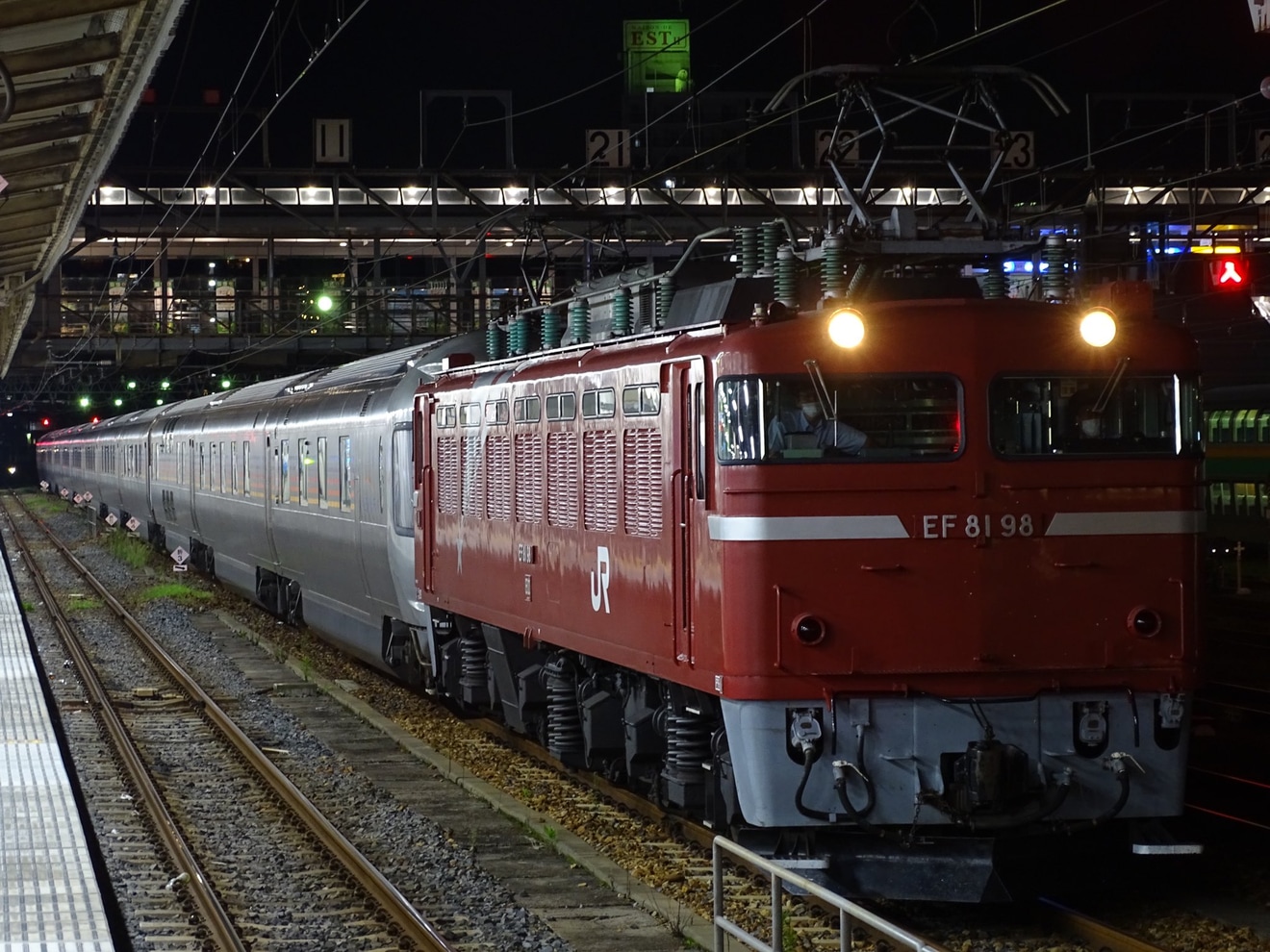 【JR東】EF81-98牽引青森行きカシオペア紀行返却回送の拡大写真