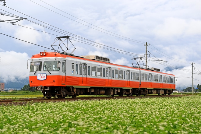 【アルピコ】3003-3004編成「モハ10形」リバイバルカラーの貸切列車を不明で撮影した写真