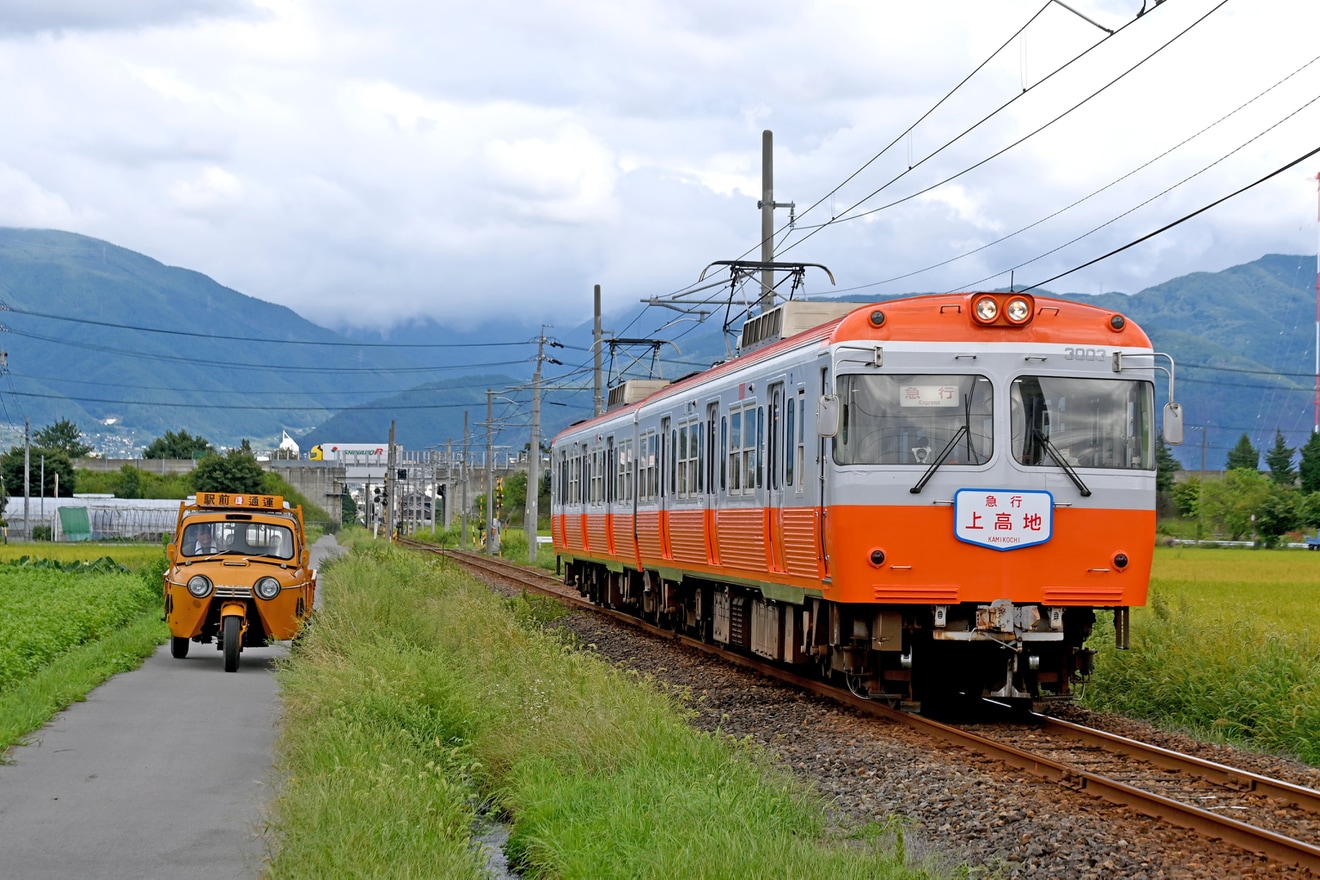 【アルピコ】3003-3004編成「モハ10形」リバイバルカラーの貸切列車の拡大写真