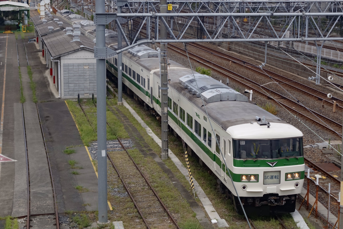 【JR東】「新幹線リレー号」運転当時の塗装となった185系C1編成が大宮総合車両センター構内試運転の拡大写真