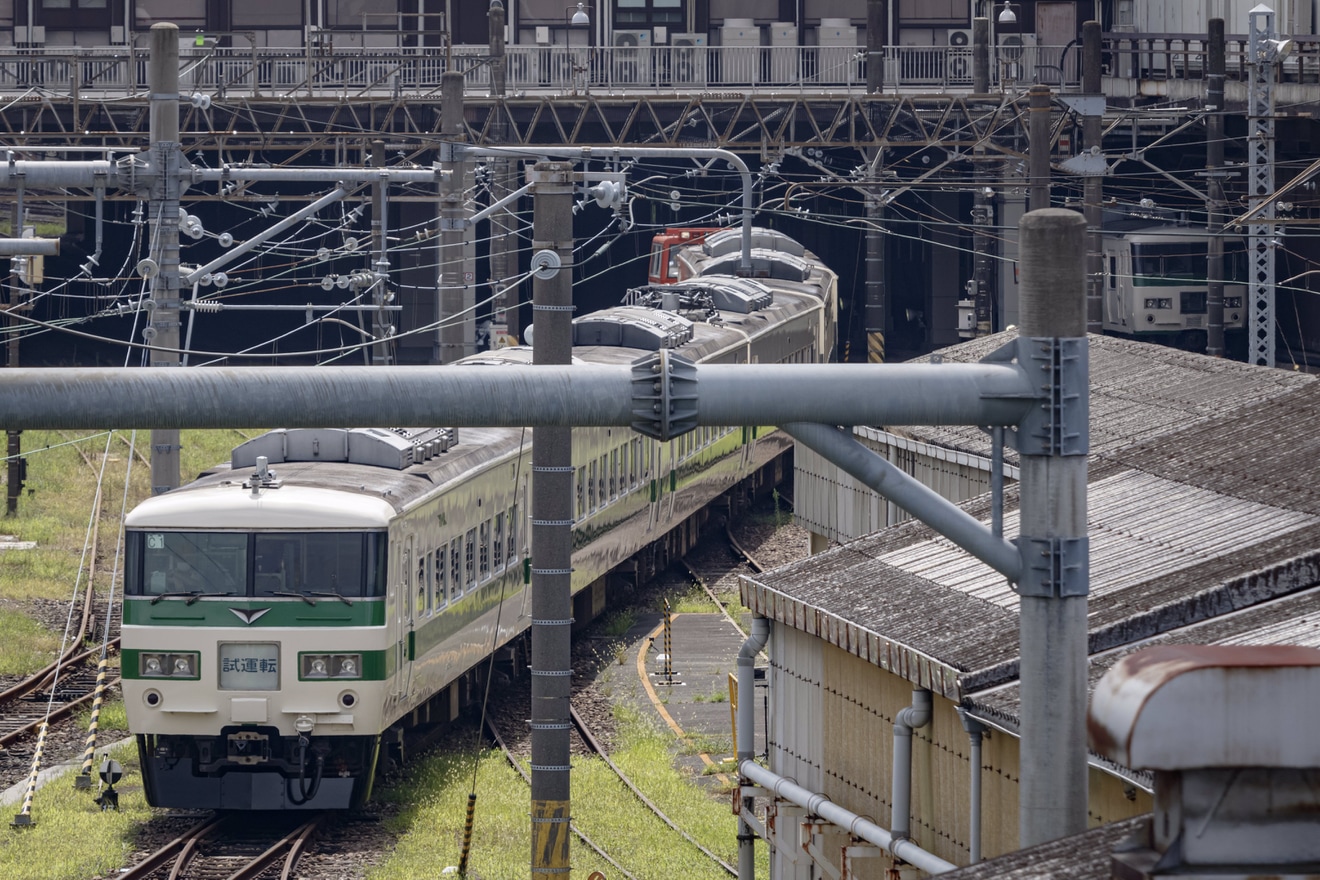 【JR東】「新幹線リレー号」運転当時の塗装となった185系C1編成が大宮総合車両センター構内試運転の拡大写真