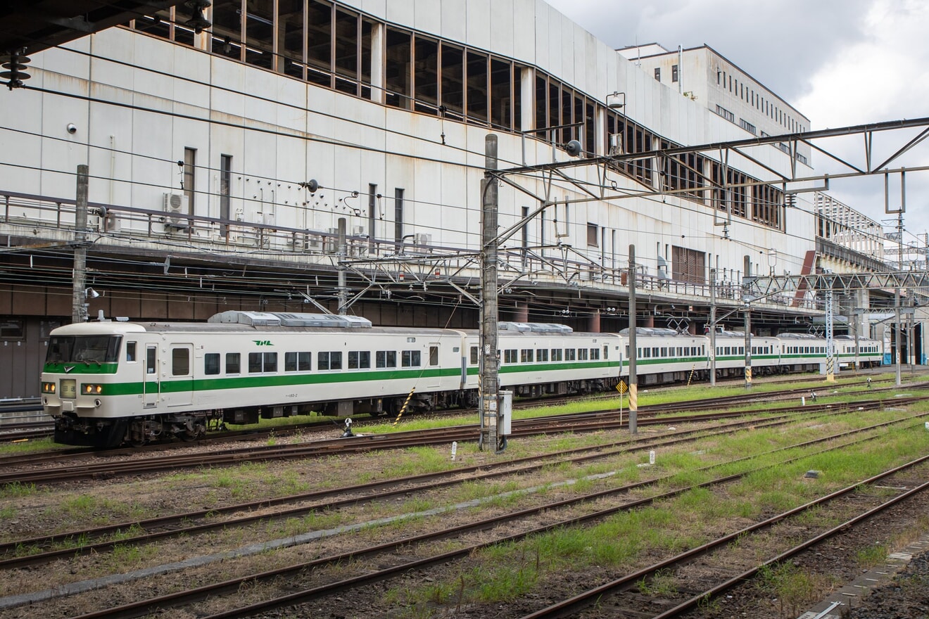 【JR東】「新幹線リレー号」運転当時の塗装となった185系C1編成大宮総合車両センター出場回送の拡大写真