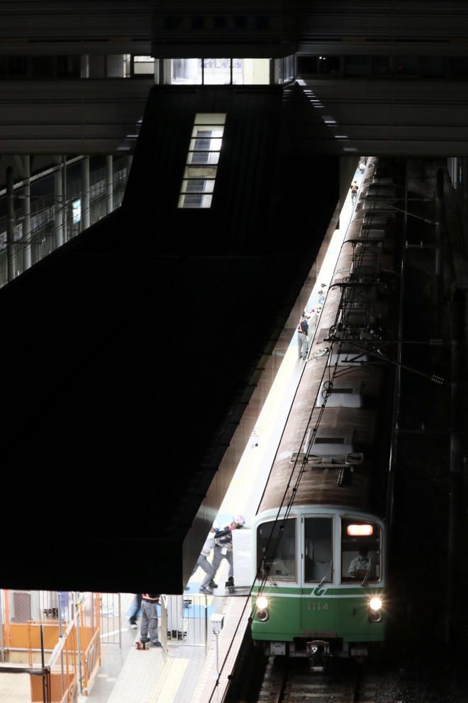 【神戸市交】1000形1114Fを使用し西神南駅2番線のホームドア設置を西神南駅付近で撮影した写真