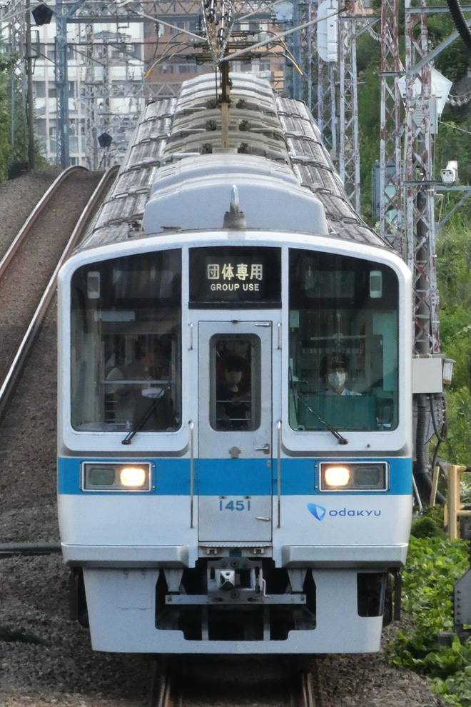 【小田急】1000形1251×6(1251F)使用の団体列車を東海大学前駅で撮影した写真