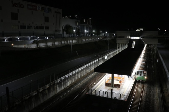 【神戸市交】1000形1114Fを使用し西神南駅2番線のホームドア設置を西神南駅付近で撮影した写真