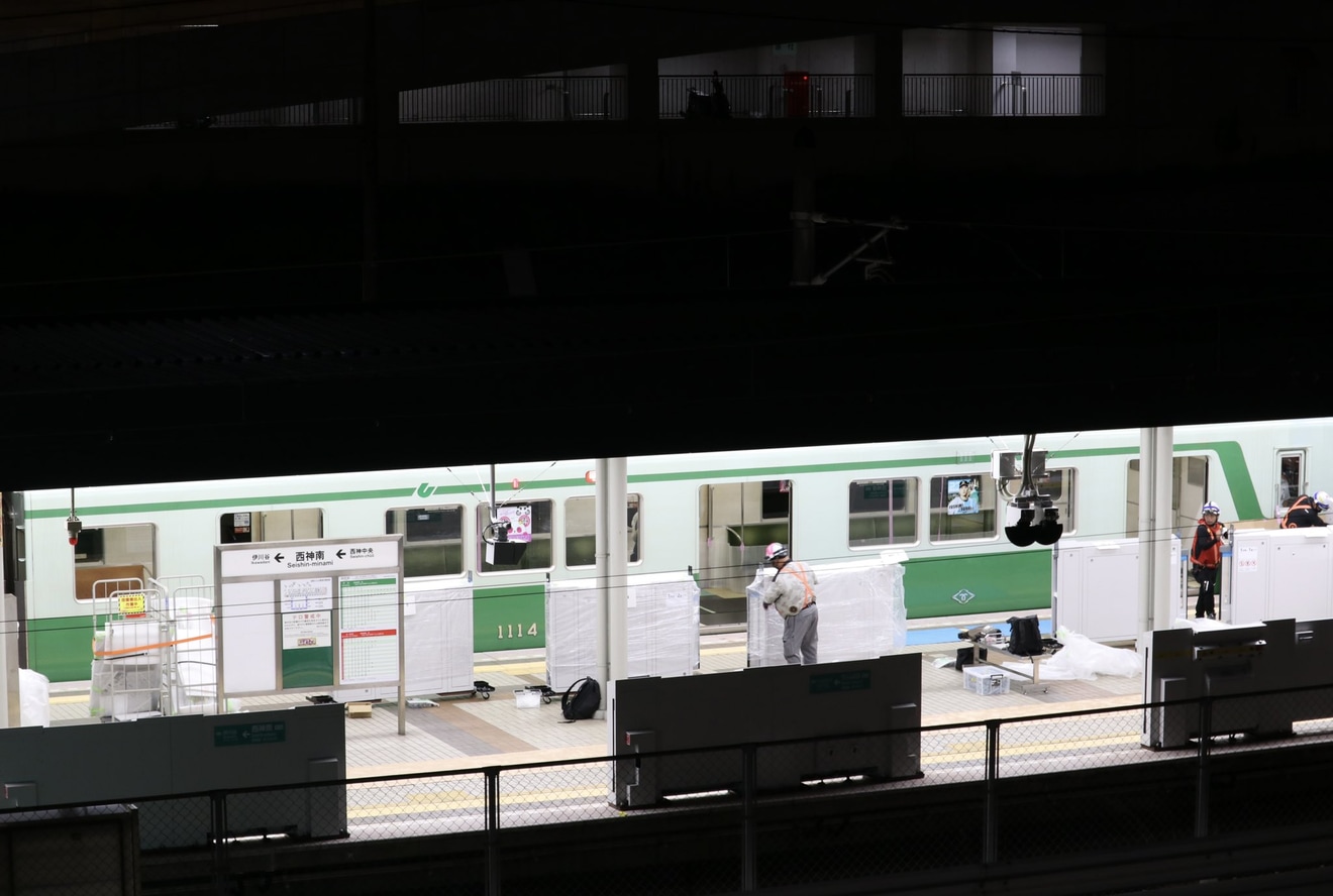 【神戸市交】1000形1114Fを使用し西神南駅2番線のホームドア設置の拡大写真