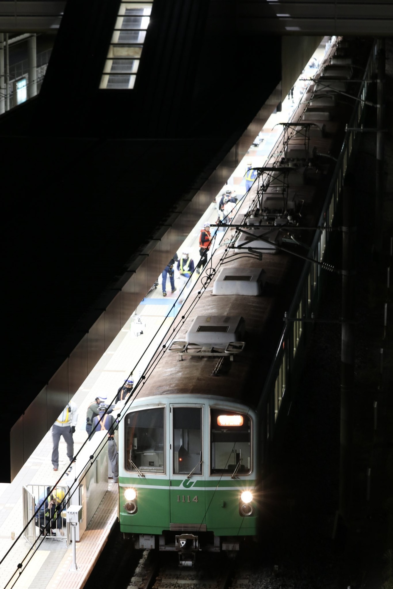 【神戸市交】1000形1114Fを使用し西神南駅2番線のホームドア設置の拡大写真