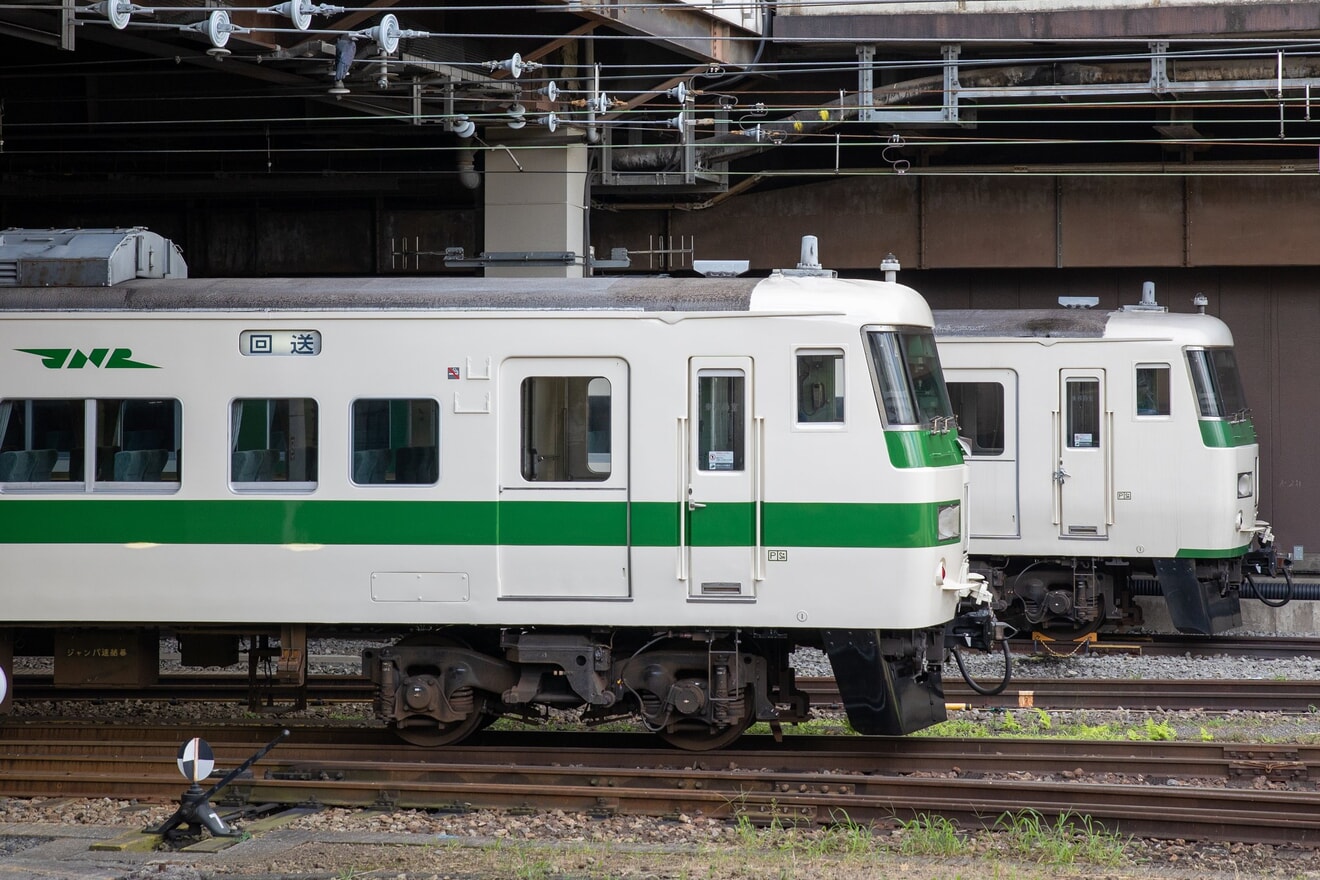 【JR東】「新幹線リレー号」運転当時の塗装となった185系C1編成大宮総合車両センター出場回送の拡大写真