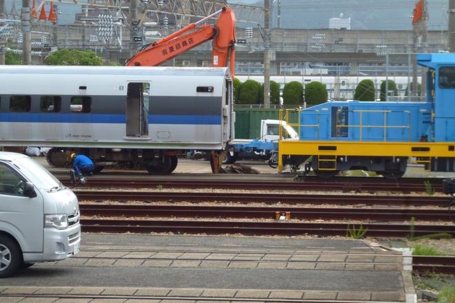 【JR西】500系V6編成1号車(521-7006)が解体開始を博多総合車両所付近で撮影した写真