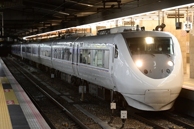 【JR西】683系T50編成を681系W05編成が救援し15連で回送を大阪駅で撮影した写真