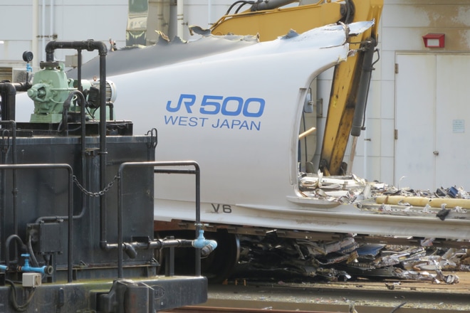 【JR西】500系V6編成1号車(521-7006)が解体開始を博多総合車両所で撮影した写真