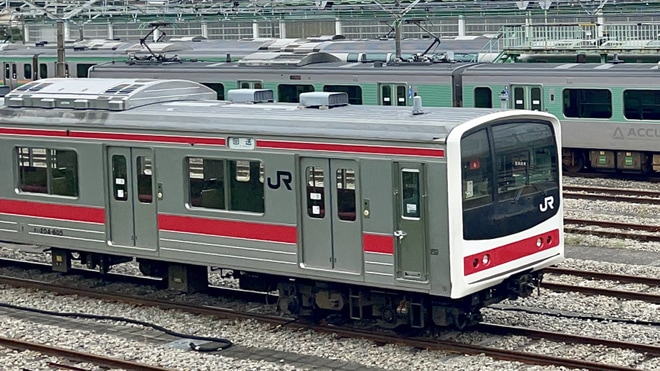 【JR東】小山車両センターにて205系へ京葉線色への変更作業が確認を不明で撮影した写真