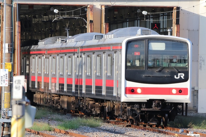 【JR東】京葉線色となった205系Y5編成が構内入換を小山車両センター付近で撮影した写真