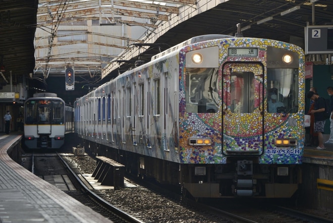 【近鉄】「志摩スペイン村ラッピングトレイン」が大阪上本町駅にて展示を不明で撮影した写真