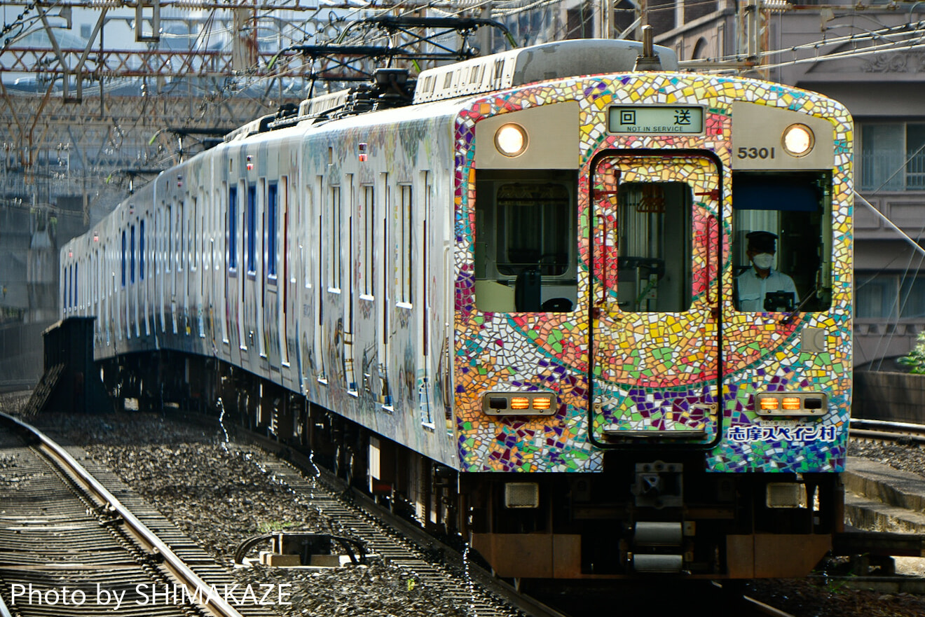 【近鉄】「志摩スペイン村ラッピングトレイン」が大阪上本町駅にて展示の拡大写真