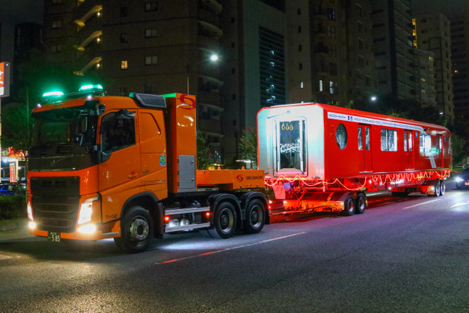 【メトロ】2000系2134F搬入陸送を山手通りで撮影した写真