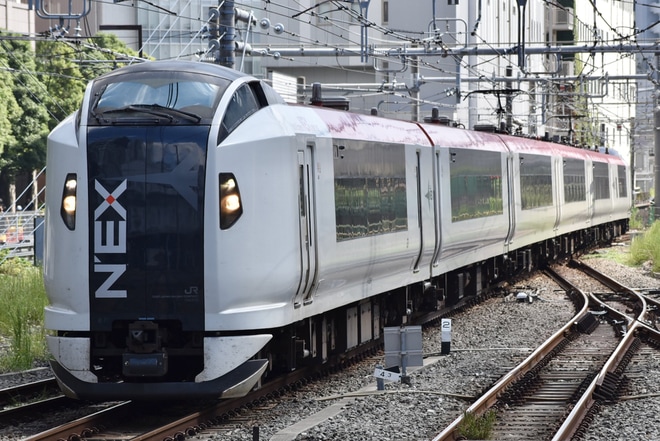 【JR東】E259系 クラNe003編成大宮総合車両センター入場回送を新宿駅で撮影した写真