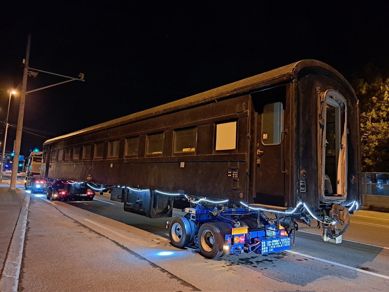 【JR北】旭川運転所で留置されていた旧型客車が陸送の拡大写真