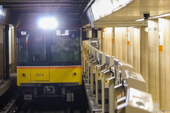 【メトロ】1000系1114F中野出場回送を新橋駅で撮影した写真