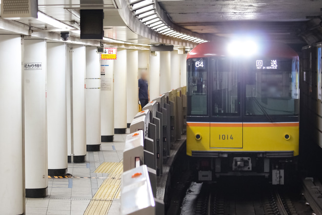 【メトロ】1000系1114F中野出場回送を赤坂見附駅で撮影した写真