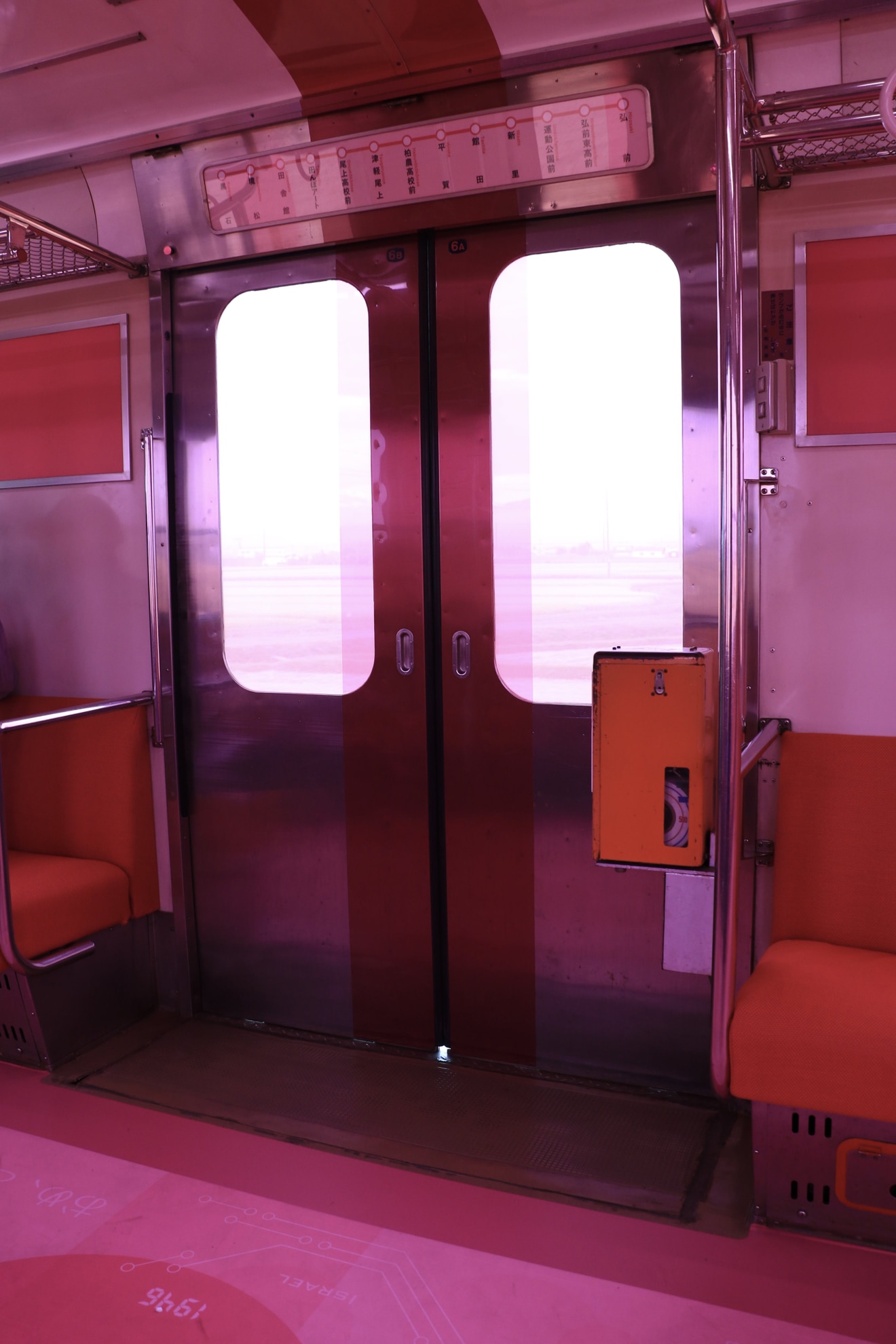 【弘南】ピンク色のアート列車が運転の拡大写真
