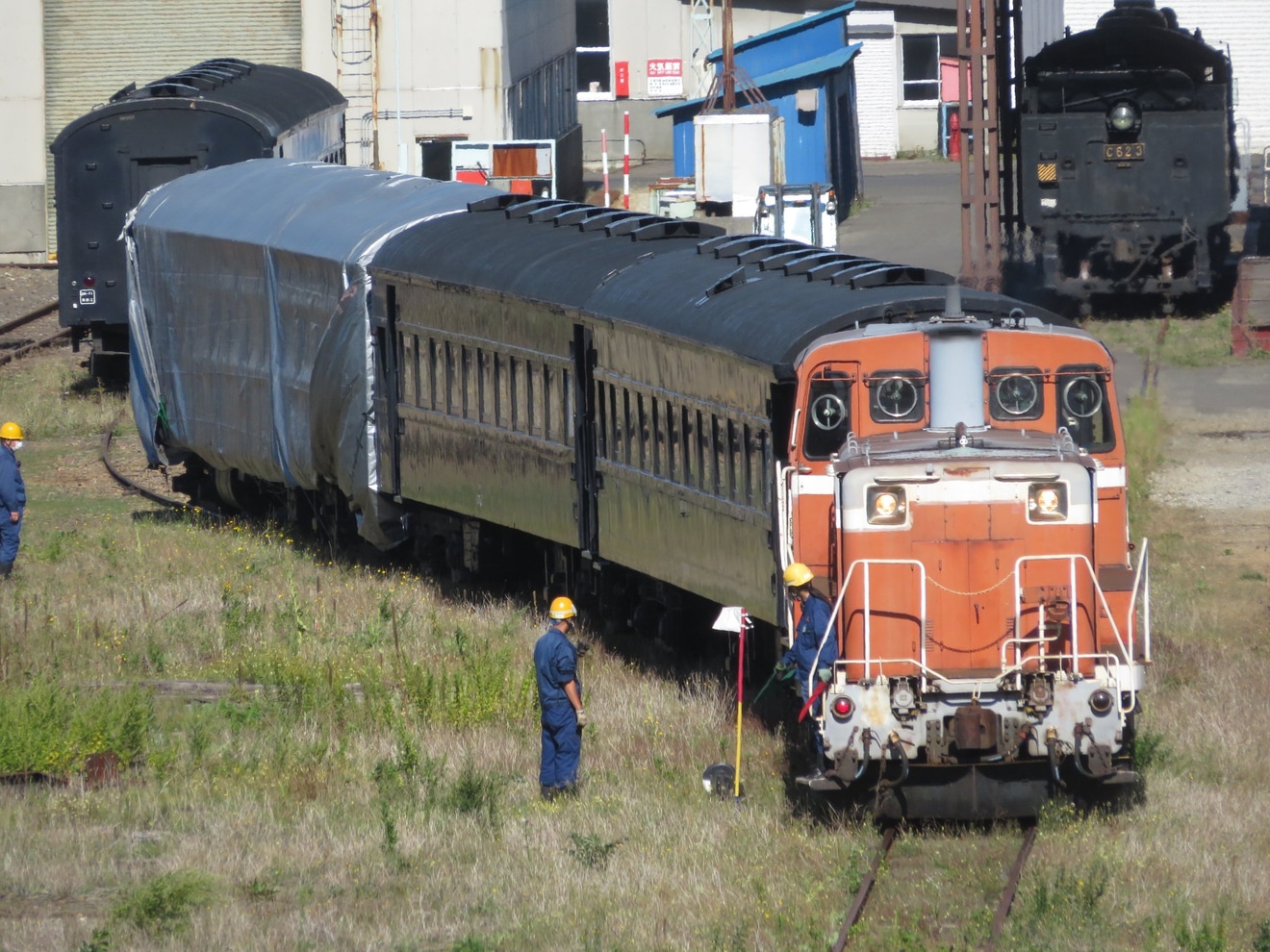 【JR北】苗穂工場にて旧型客車4両が入換作業を実施の拡大写真