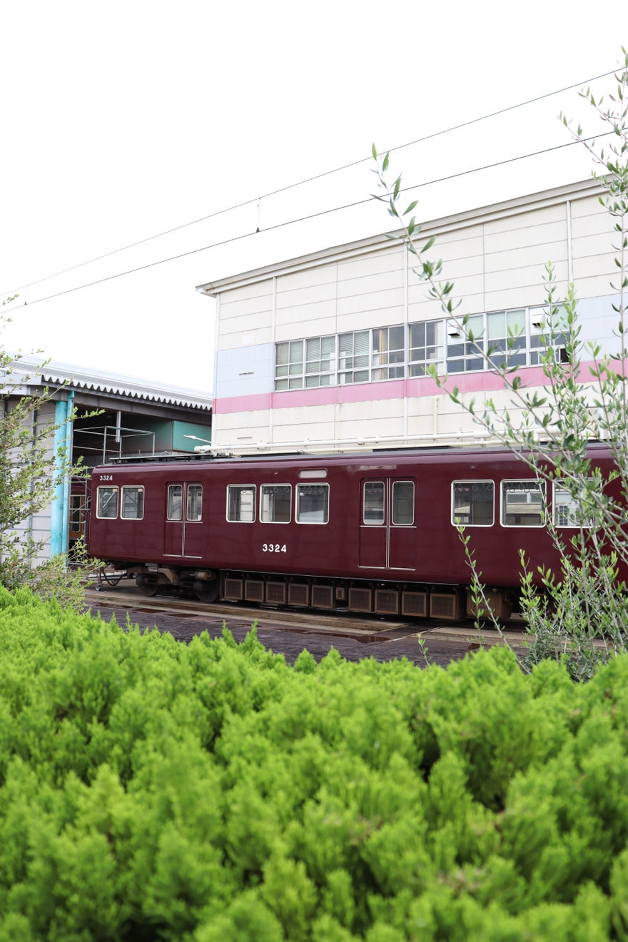 【阪急】正雀車庫所属の3324Fが工場脇で廃車陸送準備中の拡大写真