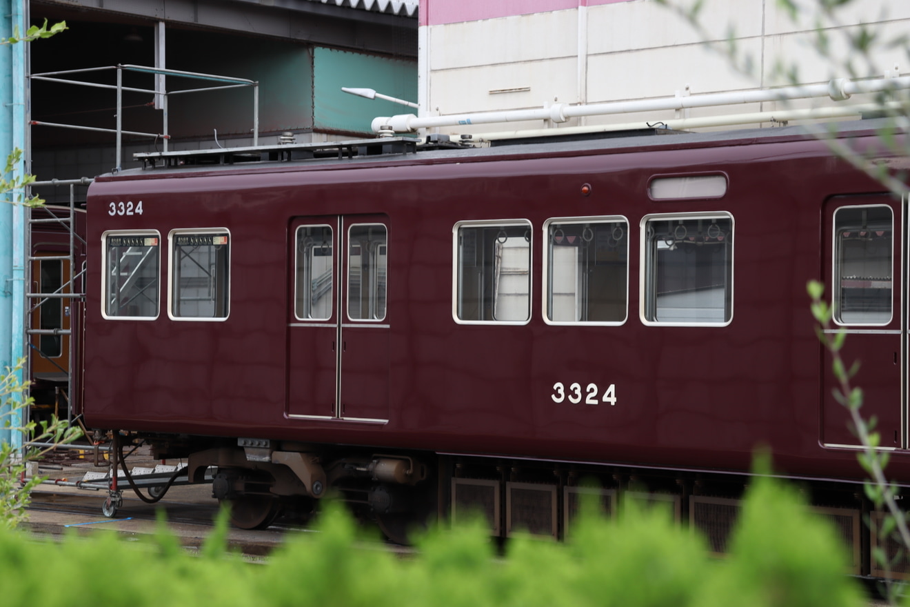 【阪急】正雀車庫所属の3324Fが工場脇で廃車陸送準備中の拡大写真