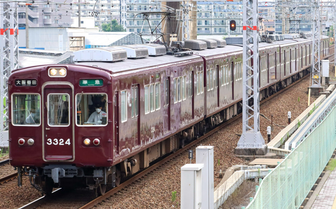 【阪急】正雀車庫所属の3324Fが工場脇で廃車陸送準備中を南茨木～茨木市間で撮影した写真