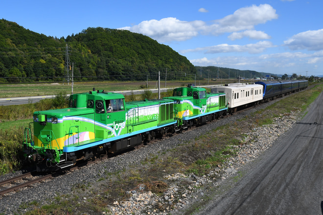 【JR北】伊豆急行『THE ROYAL EXPRESS』の2022年最終運行がノロッコ塗装の機関車で運転を相内～留辺蘂間で撮影した写真