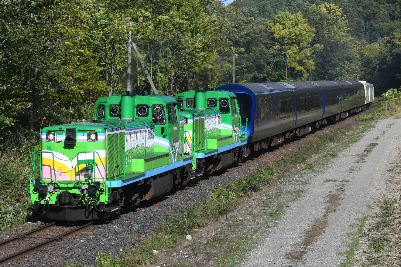 【JR北】伊豆急行『THE ROYAL EXPRESS』の2022年最終運行がノロッコ塗装の機関車で運転の拡大写真