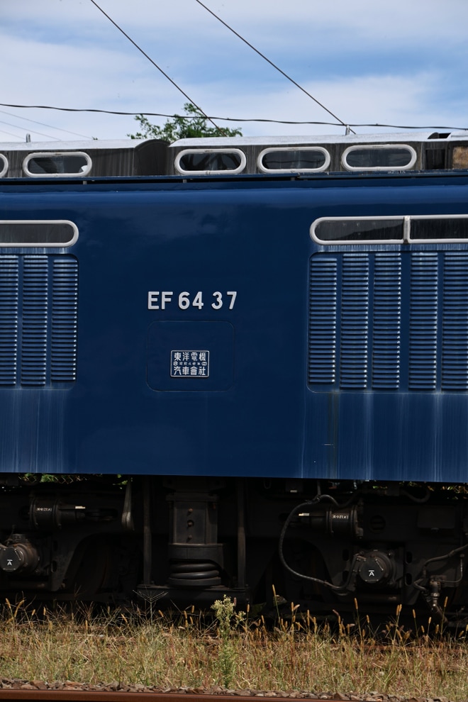 【JR東】EF64-37が秋田総合車両センターの外へ