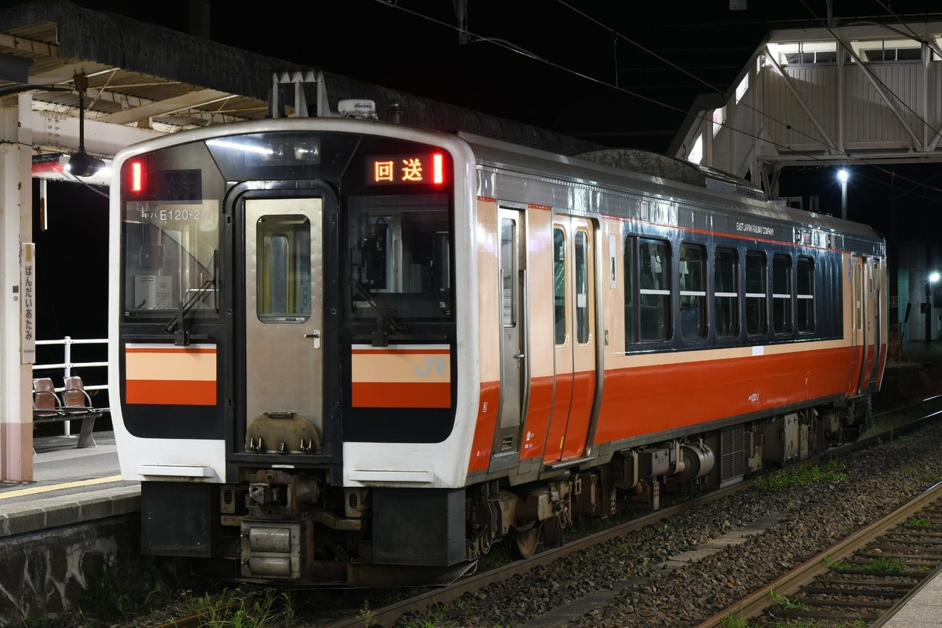 【JR東】キハE120-2が「 旧国鉄カラー」ラッピングになり回送の拡大写真