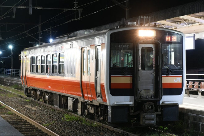 【JR東】キハE120-2が「 旧国鉄カラー」ラッピングになり回送