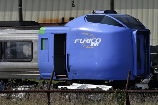 【JR北】キハ281-902が函館運輸所にて解体中を函館運輸所付近で撮影した写真