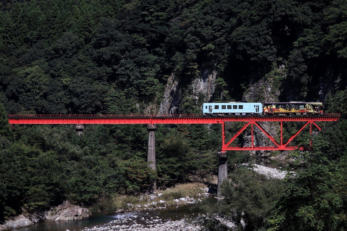 【JR西】「戦国列車」・「一乗谷笏谷石カラーリバイバル塗装」が運行開始の拡大写真