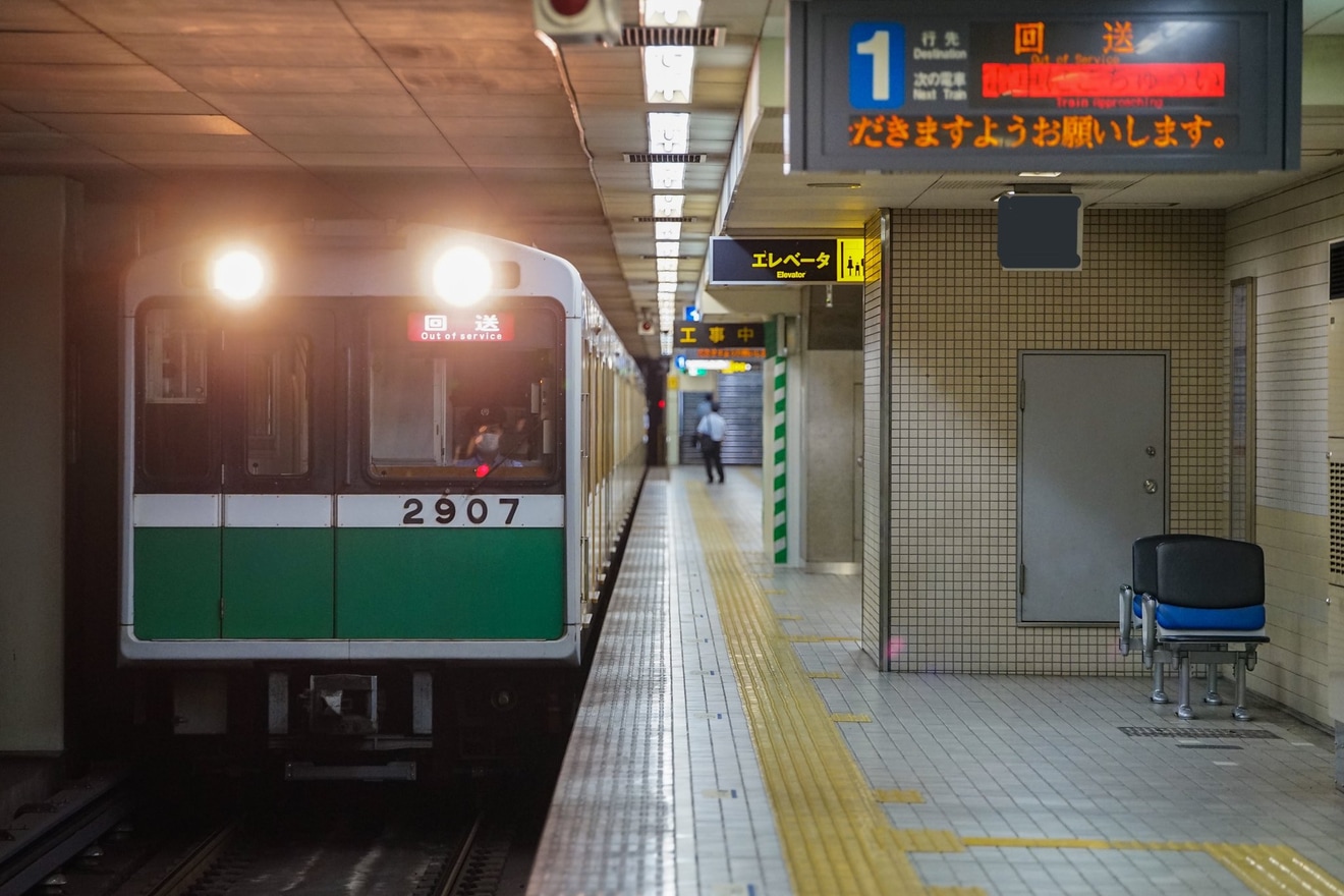 【大阪メトロ】20系2607F緑木検車場へ回送の拡大写真