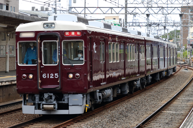 【阪急】6000系6025F正雀工場出場試運転を富田駅で撮影した写真