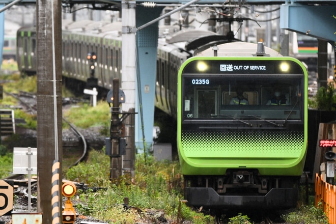 【JR東】E235系トウ06編成東京総合車両センター出場回送を大崎駅で撮影した写真