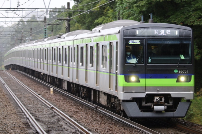 【都営】10-300形10-700Fが京王線内で試運転を南大沢駅で撮影した写真