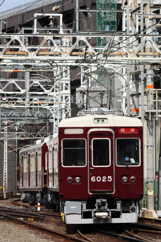【阪急】6000系6025F 正雀工場出場回送を淡路駅で撮影した写真