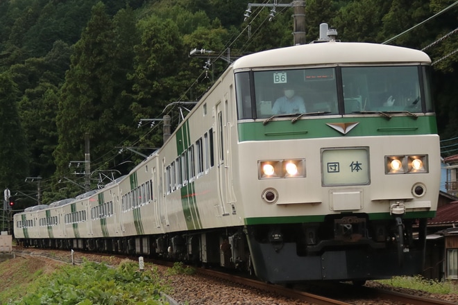 【JR東】185系B6編成青梅線団体臨時列車を不明で撮影した写真