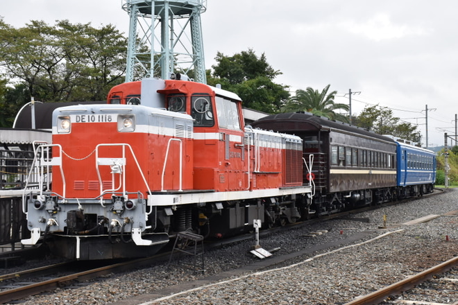 【JR西】スチーム号の牽引機がDE10-1118で、客車がマイテ49-2+スハフ12-129にを京都鉄道博物館で撮影した写真