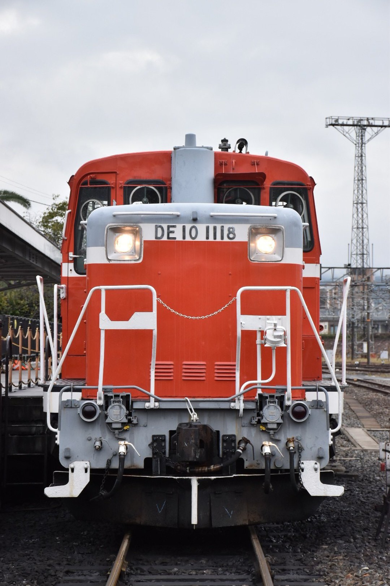 【JR西】スチーム号の牽引機がDE10-1118で、客車がマイテ49-2+スハフ12-129にの拡大写真