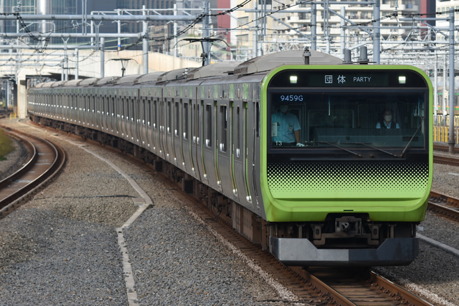 【JR東】E235系トウ13編成使用「しながわ夢さん橋号」運転を高輪ゲートウェイ駅で撮影した写真