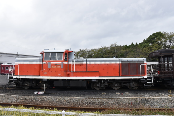 【JR西】スチーム号の牽引機がDE10-1118で、客車がマイテ49-2+スハフ12-129にを京都鉄道博物館で撮影した写真