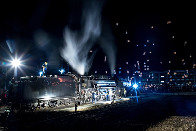 【JR東】快速「夜汽車鉄道百五十年号」運行に合わせたライトアップイベントを水上駅で撮影した写真