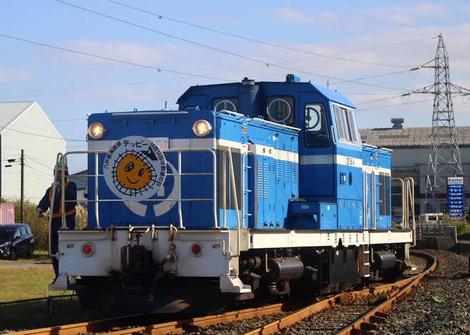 【八戸臨海】鉄道の日記念の「テッピー」ヘッドマーク取付を北沼駅で撮影した写真