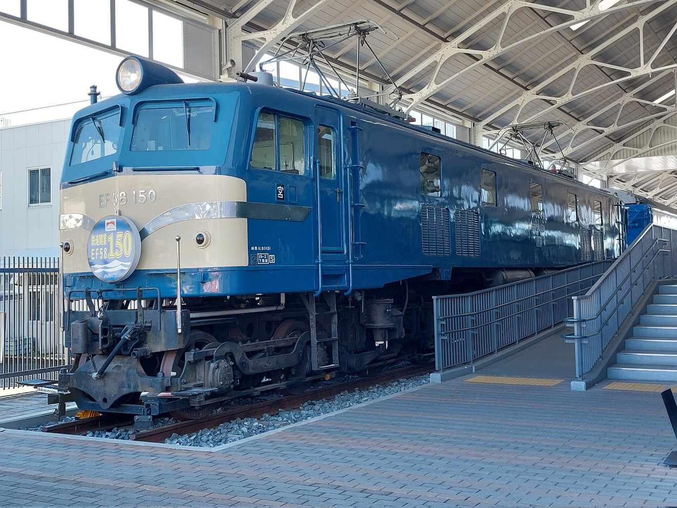 【JR西】EF58-150に鉄道開業150周年ヘッドマークの拡大写真