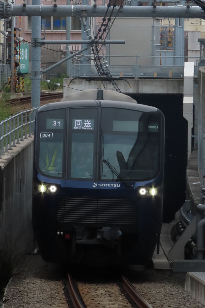 【相鉄】21000系と12000系が新横浜駅へを西谷駅で撮影した写真